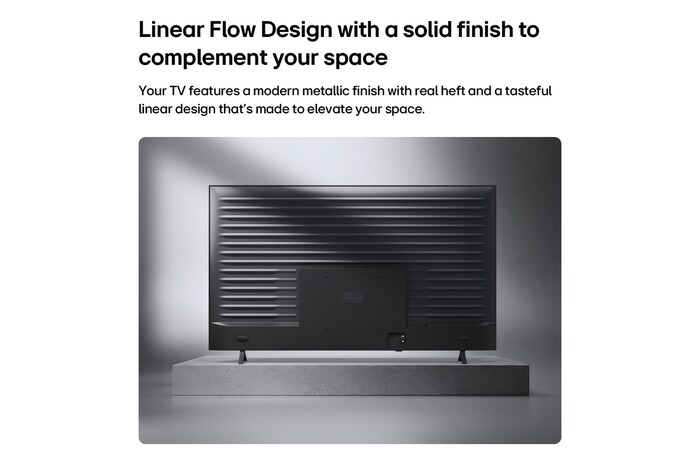Een LG QNED AI QNED70 Mini LED wordt vanaf de achterkant getoond, waarbij een metalen achterpaneel te zien is met gelijkmatig verdeelde horizontale ribbels die een strakke, gestructureerde look creëren en het Linear Flow Design over het hele oppervlak benadrukken.